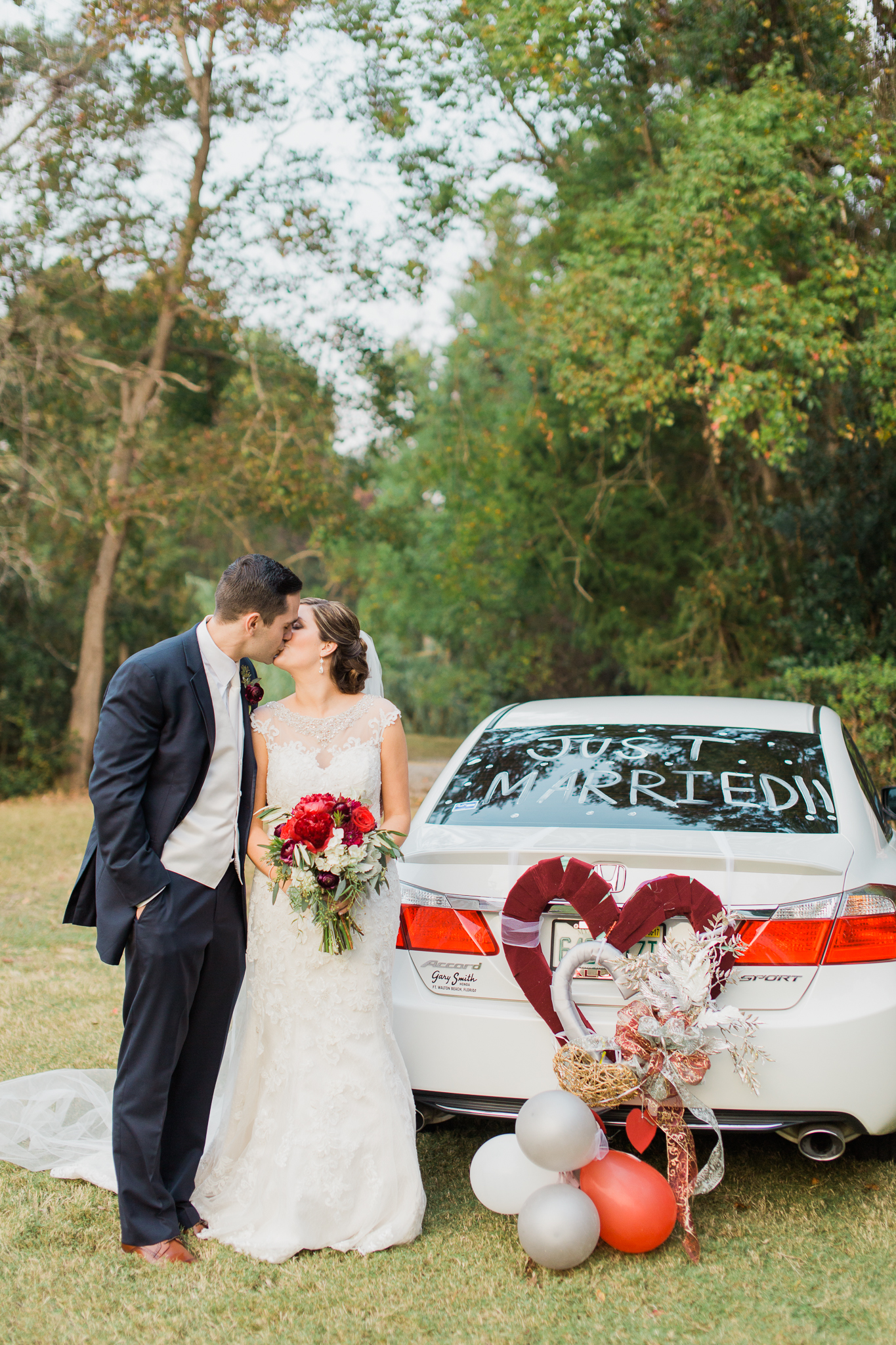 bride and groom kiss niceville florida wedding