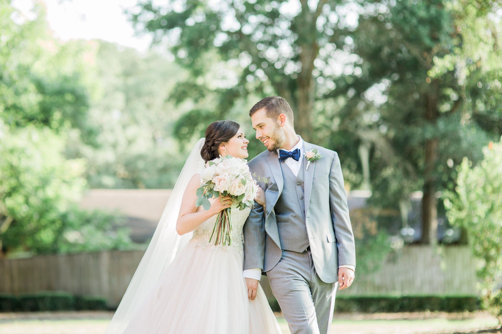 niceville bride and groom portraits at crosspoint church